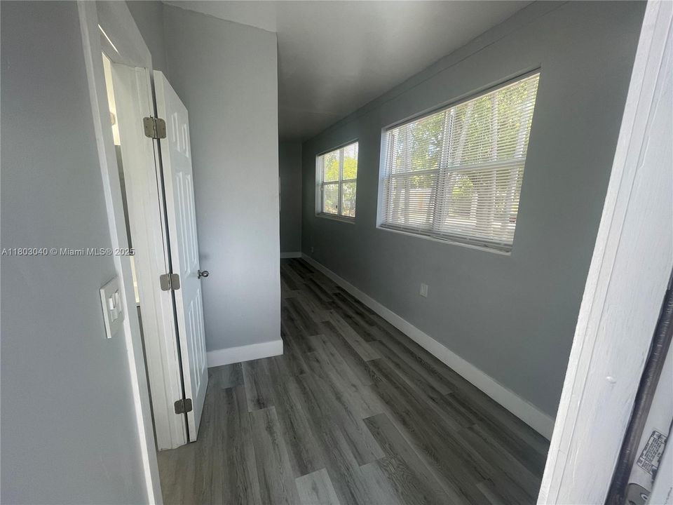 合同活跃: $1,095 (0 贝兹, 1 浴室, 500 平方英尺)