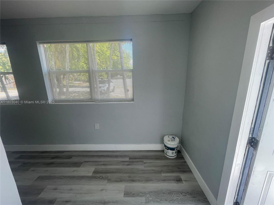 合同活跃: $1,095 (0 贝兹, 1 浴室, 500 平方英尺)