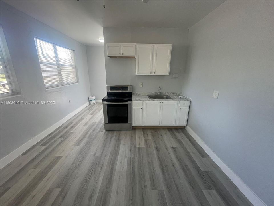 合同活跃: $1,095 (0 贝兹, 1 浴室, 500 平方英尺)