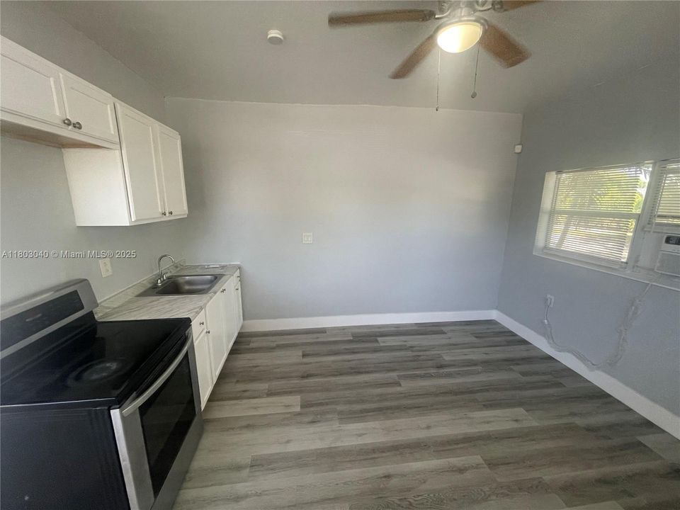 合同活跃: $1,095 (0 贝兹, 1 浴室, 500 平方英尺)