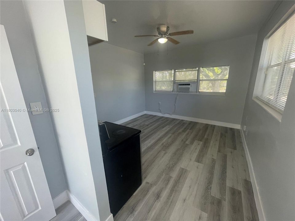 合同活跃: $1,095 (0 贝兹, 1 浴室, 500 平方英尺)