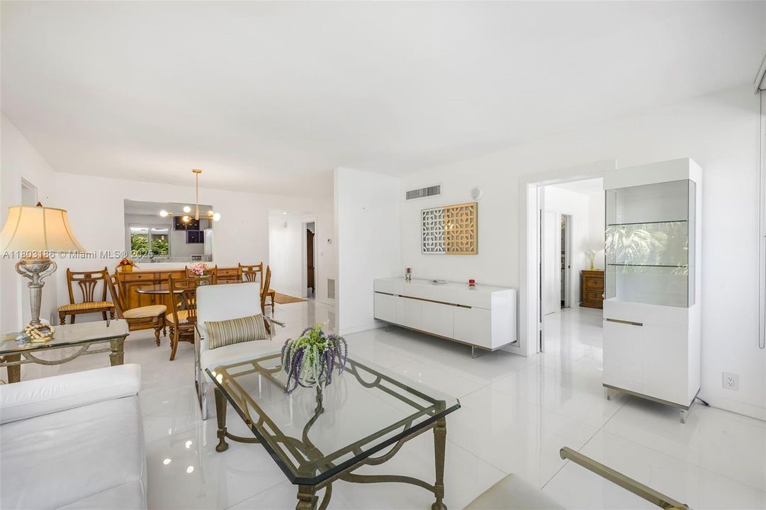 Vendido Recientemente: $615,000 (2 camas, 2 baños, 1230 Pies cuadrados)