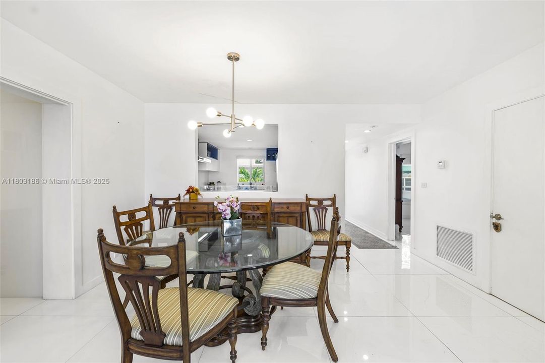 Vendido Recientemente: $615,000 (2 camas, 2 baños, 1230 Pies cuadrados)