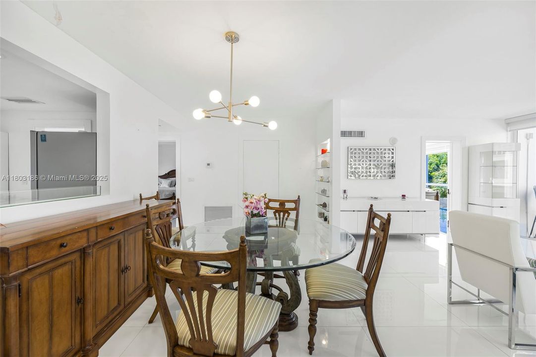 Vendido Recientemente: $615,000 (2 camas, 2 baños, 1230 Pies cuadrados)