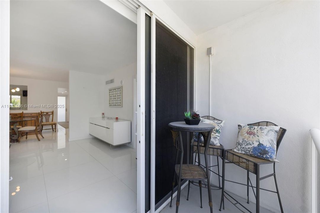 Vendido Recientemente: $615,000 (2 camas, 2 baños, 1230 Pies cuadrados)