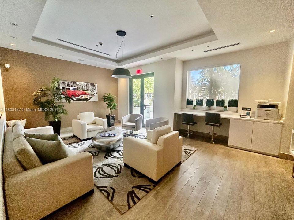 最近售出: $475,000 (1 贝兹, 1 浴室, 945 平方英尺)