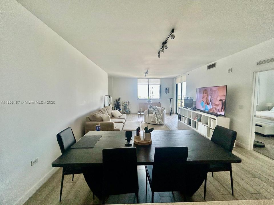 最近售出: $475,000 (1 贝兹, 1 浴室, 945 平方英尺)