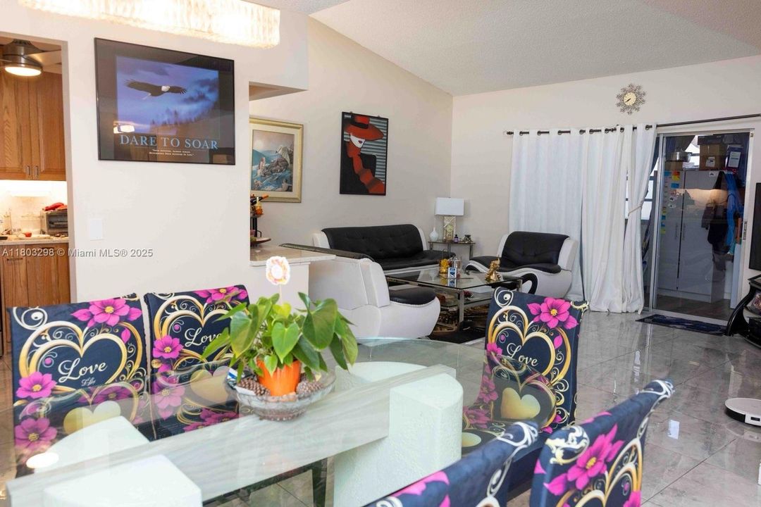 最近售出: $184,900 (2 贝兹, 2 浴室, 1103 平方英尺)