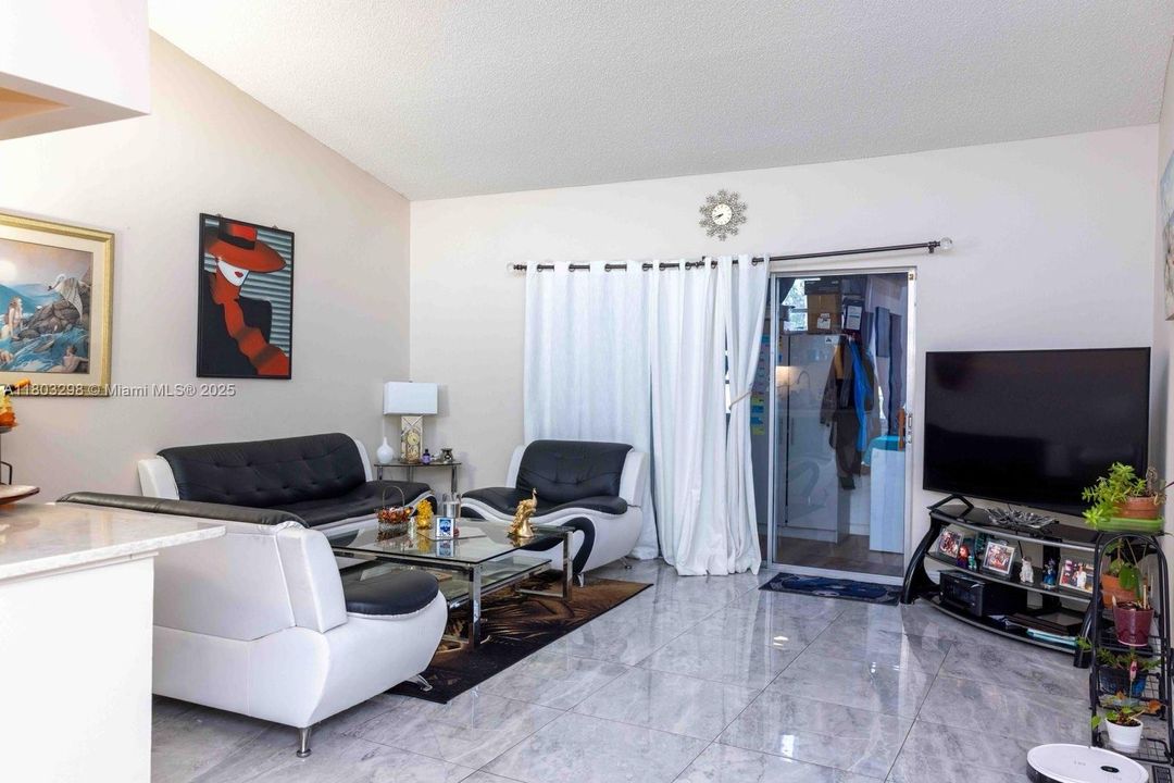 最近售出: $184,900 (2 贝兹, 2 浴室, 1103 平方英尺)