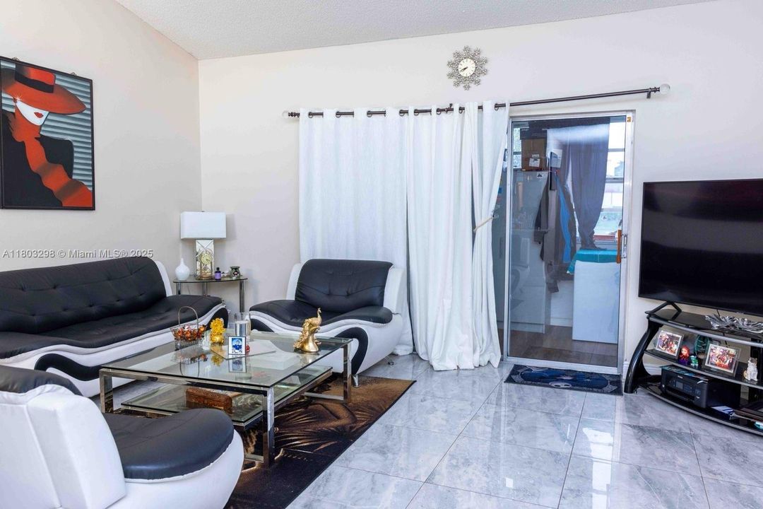 最近售出: $184,900 (2 贝兹, 2 浴室, 1103 平方英尺)