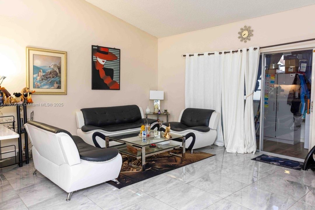 最近售出: $184,900 (2 贝兹, 2 浴室, 1103 平方英尺)