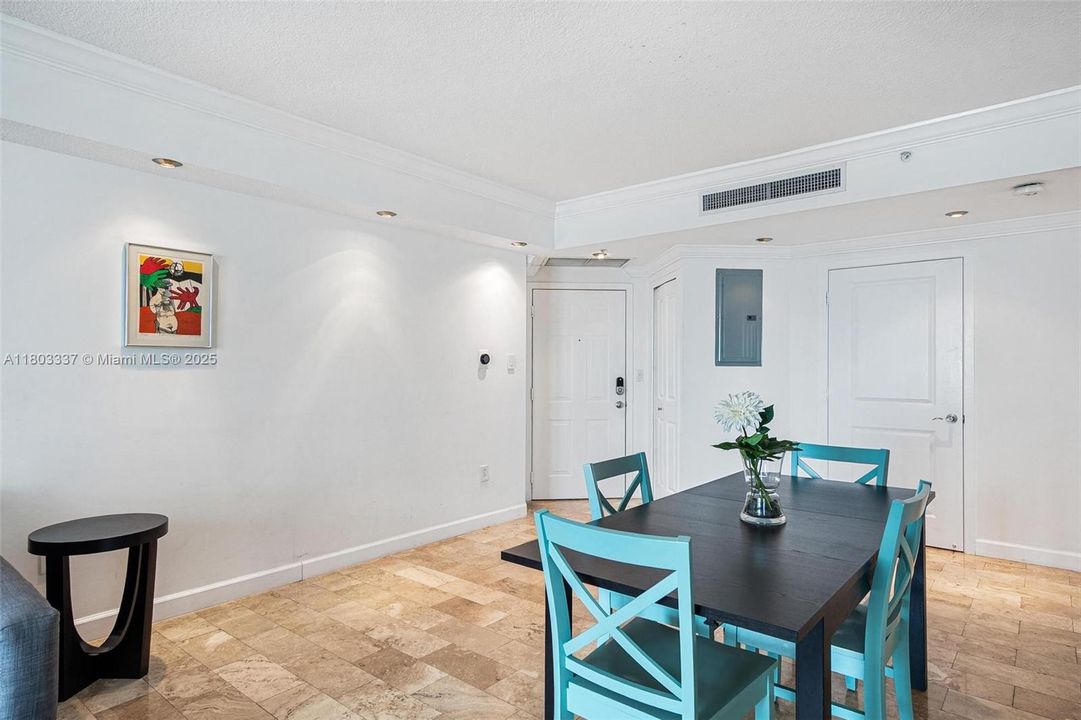 最近售出: $499,900 (2 贝兹, 2 浴室, 942 平方英尺)