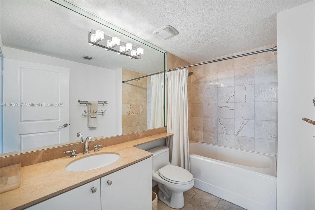 最近售出: $499,900 (2 贝兹, 2 浴室, 942 平方英尺)