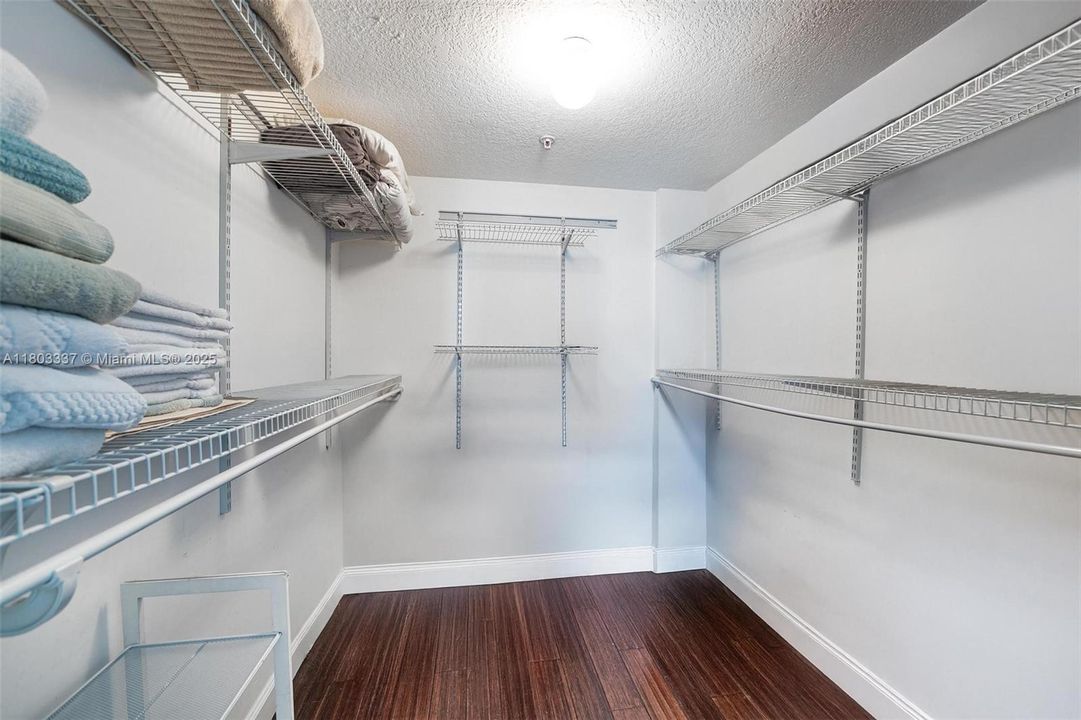 最近售出: $499,900 (2 贝兹, 2 浴室, 942 平方英尺)