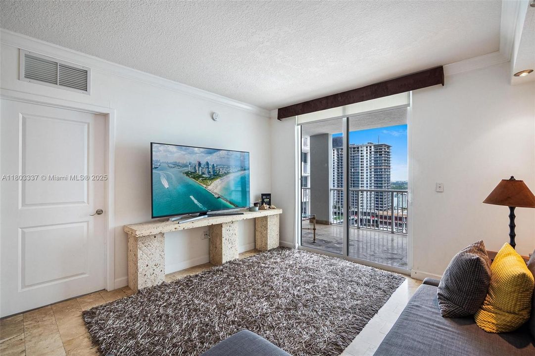 最近售出: $499,900 (2 贝兹, 2 浴室, 942 平方英尺)