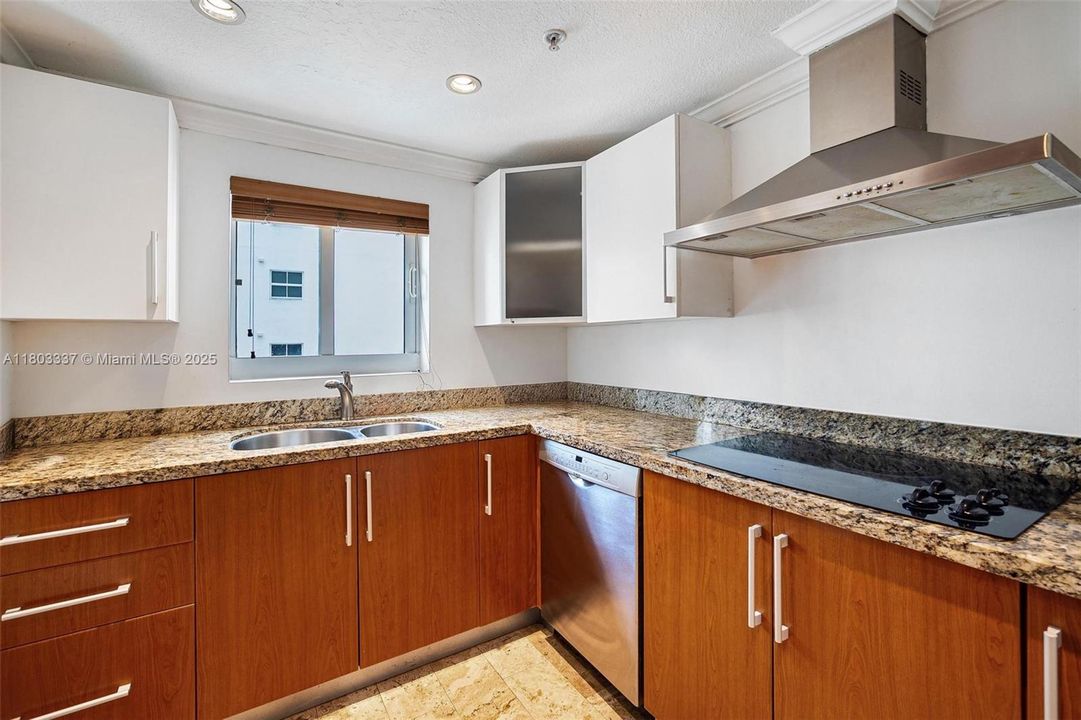 最近售出: $499,900 (2 贝兹, 2 浴室, 942 平方英尺)