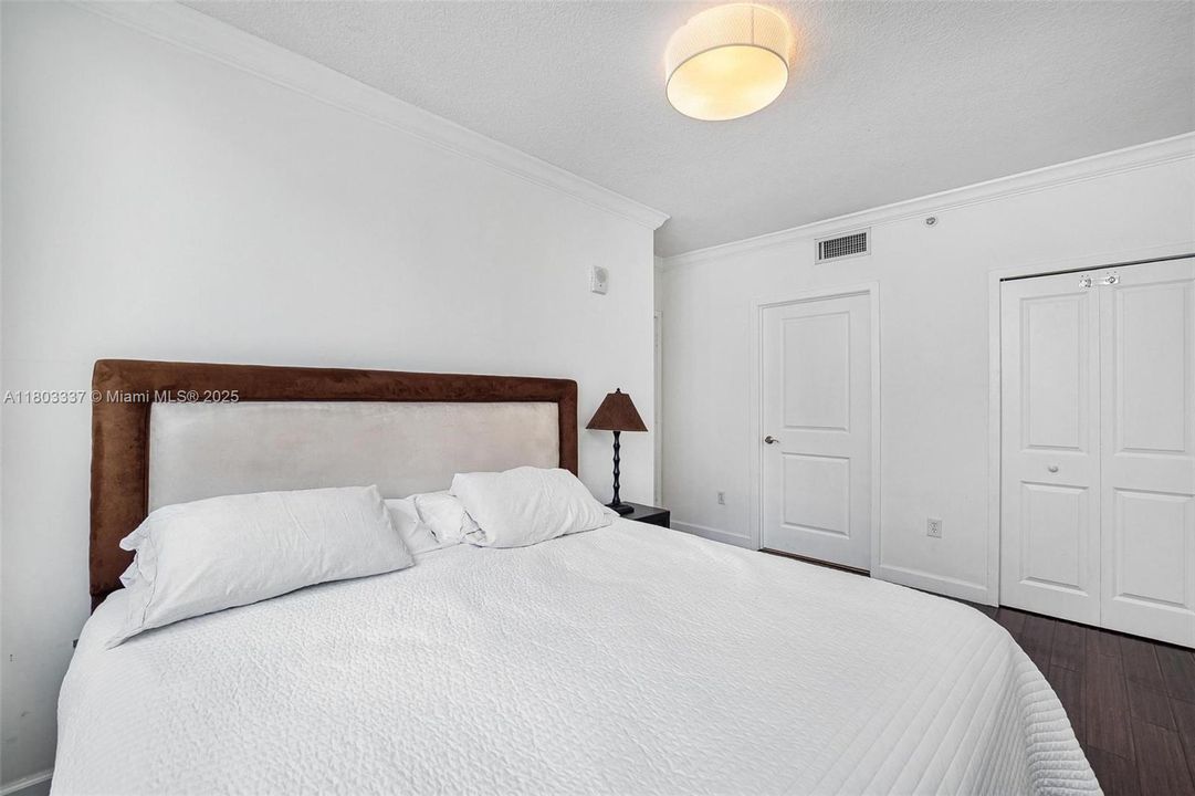 最近售出: $499,900 (2 贝兹, 2 浴室, 942 平方英尺)