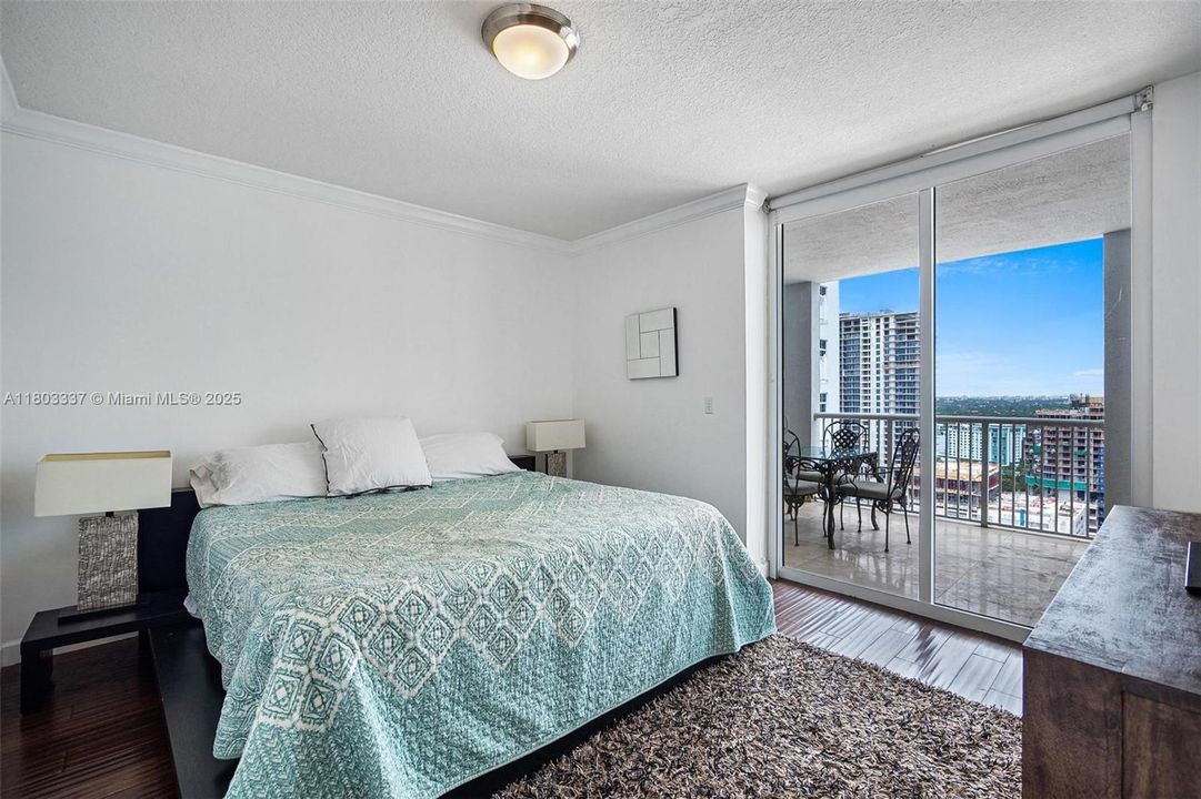 最近售出: $499,900 (2 贝兹, 2 浴室, 942 平方英尺)