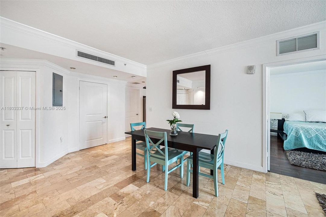 最近售出: $499,900 (2 贝兹, 2 浴室, 942 平方英尺)