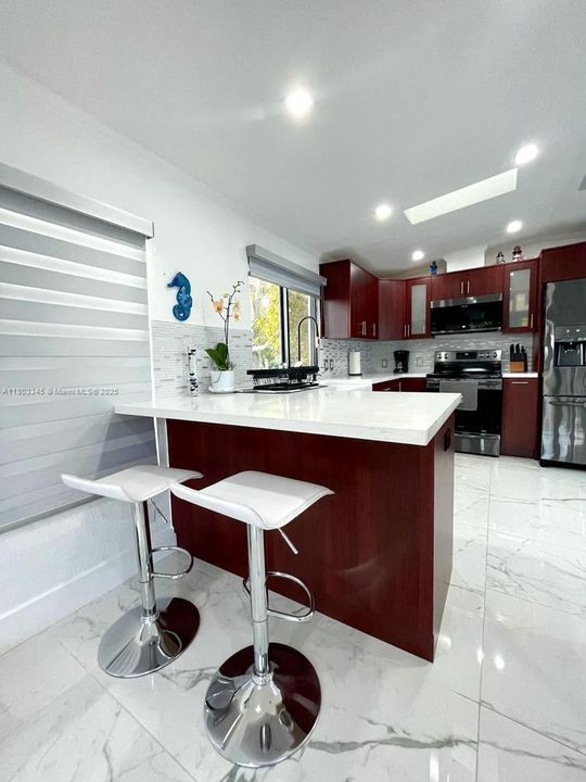 最近售出: $805,000 (2 贝兹, 2 浴室, 882 平方英尺)