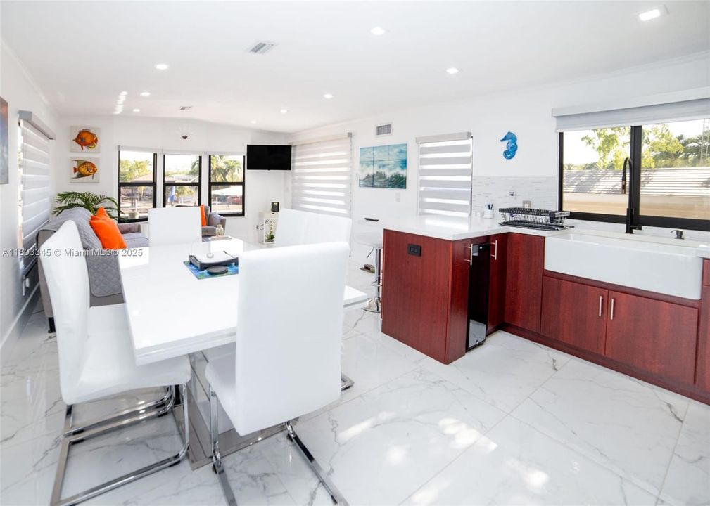 最近售出: $805,000 (2 贝兹, 2 浴室, 882 平方英尺)