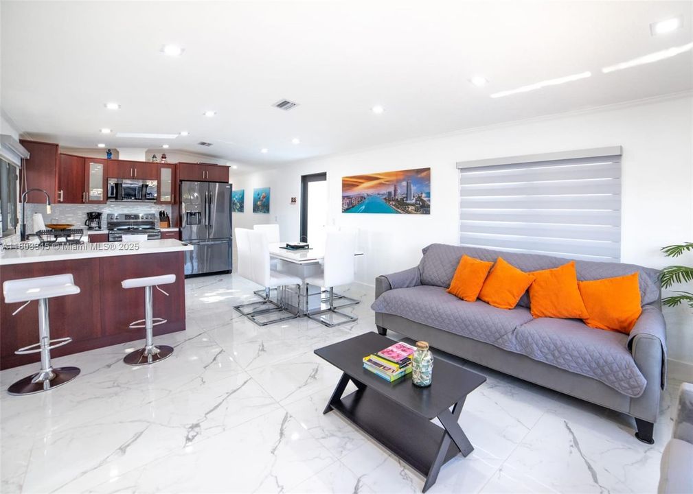 最近售出: $805,000 (2 贝兹, 2 浴室, 882 平方英尺)