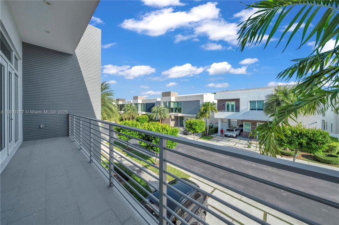 Active With Contract: $2,200,000 (5 beds, 5 baths, 3911 Square Feet)