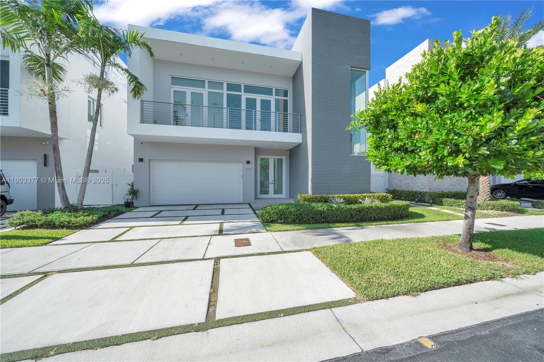 Active With Contract: $2,200,000 (5 beds, 5 baths, 3911 Square Feet)