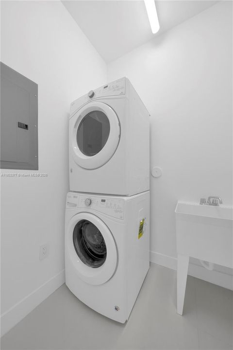 Active With Contract: $2,200,000 (5 beds, 5 baths, 3911 Square Feet)