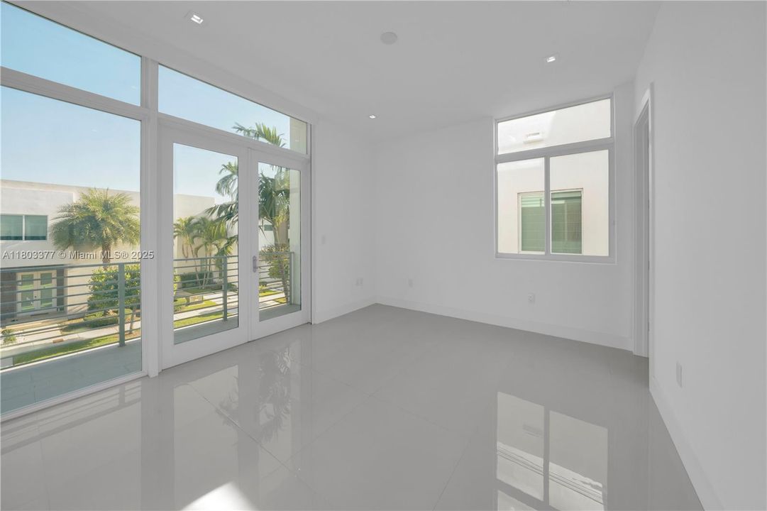 Active With Contract: $2,200,000 (5 beds, 5 baths, 3911 Square Feet)