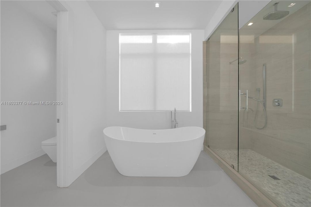 Active With Contract: $2,200,000 (5 beds, 5 baths, 3911 Square Feet)