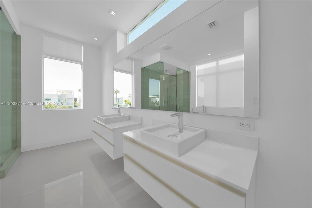 Active With Contract: $2,200,000 (5 beds, 5 baths, 3911 Square Feet)