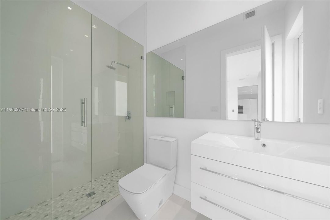 Active With Contract: $2,200,000 (5 beds, 5 baths, 3911 Square Feet)