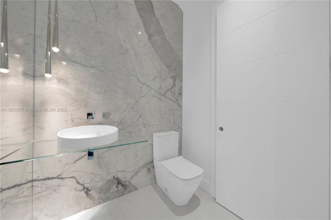 Active With Contract: $2,200,000 (5 beds, 5 baths, 3911 Square Feet)