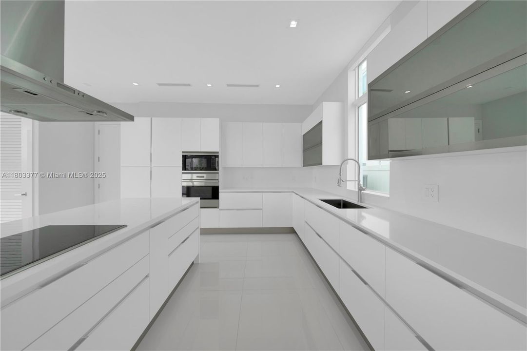 Active With Contract: $2,200,000 (5 beds, 5 baths, 3911 Square Feet)