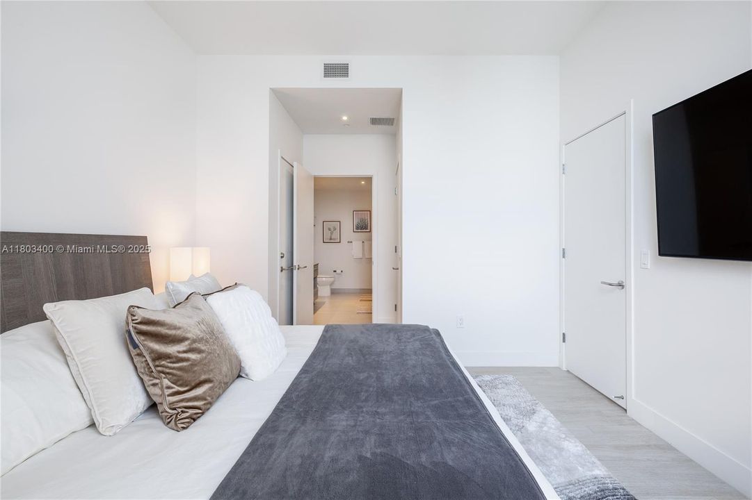 For Rent: $5,500 (2 beds, 2 baths, 1030 Square Feet)