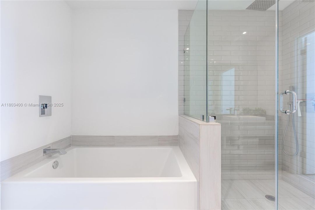 For Rent: $5,500 (2 beds, 2 baths, 1030 Square Feet)