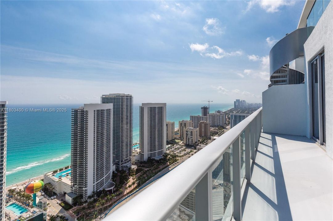 For Rent: $5,500 (2 beds, 2 baths, 1030 Square Feet)