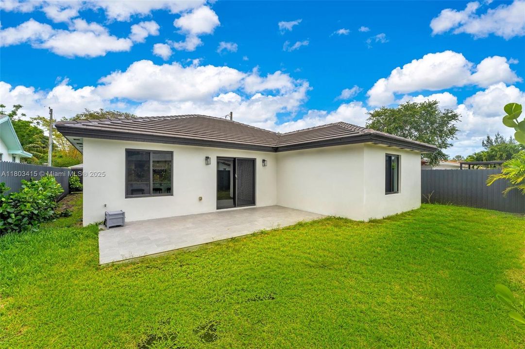 Recently Sold: $849,000 (3 beds, 3 baths, 1548 Square Feet)