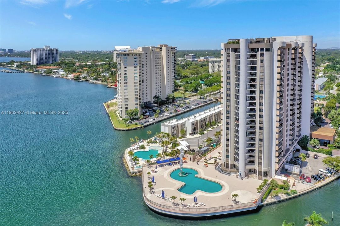 最近售出: $550,000 (4 贝兹, 5 浴室, 4270 平方英尺)