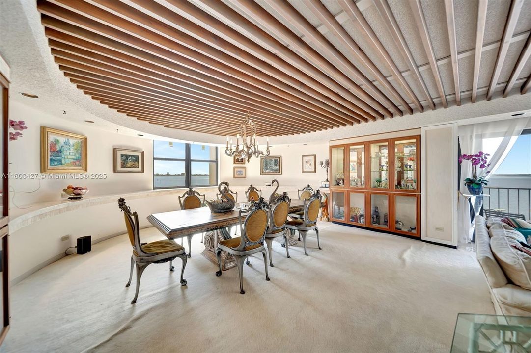 最近售出: $550,000 (4 贝兹, 5 浴室, 4270 平方英尺)