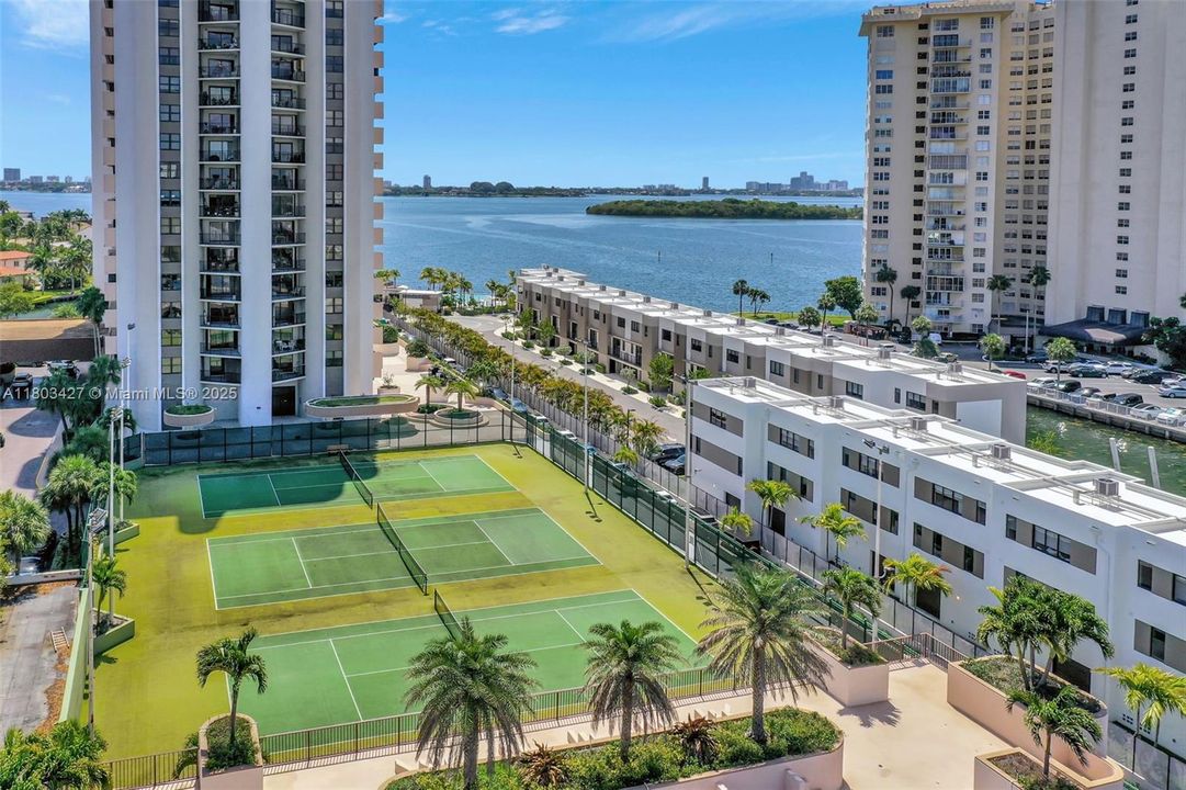 最近售出: $550,000 (4 贝兹, 5 浴室, 4270 平方英尺)