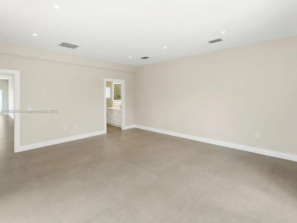 Recently Rented: $7,500 (4 beds, 2 baths, 2062 Square Feet)