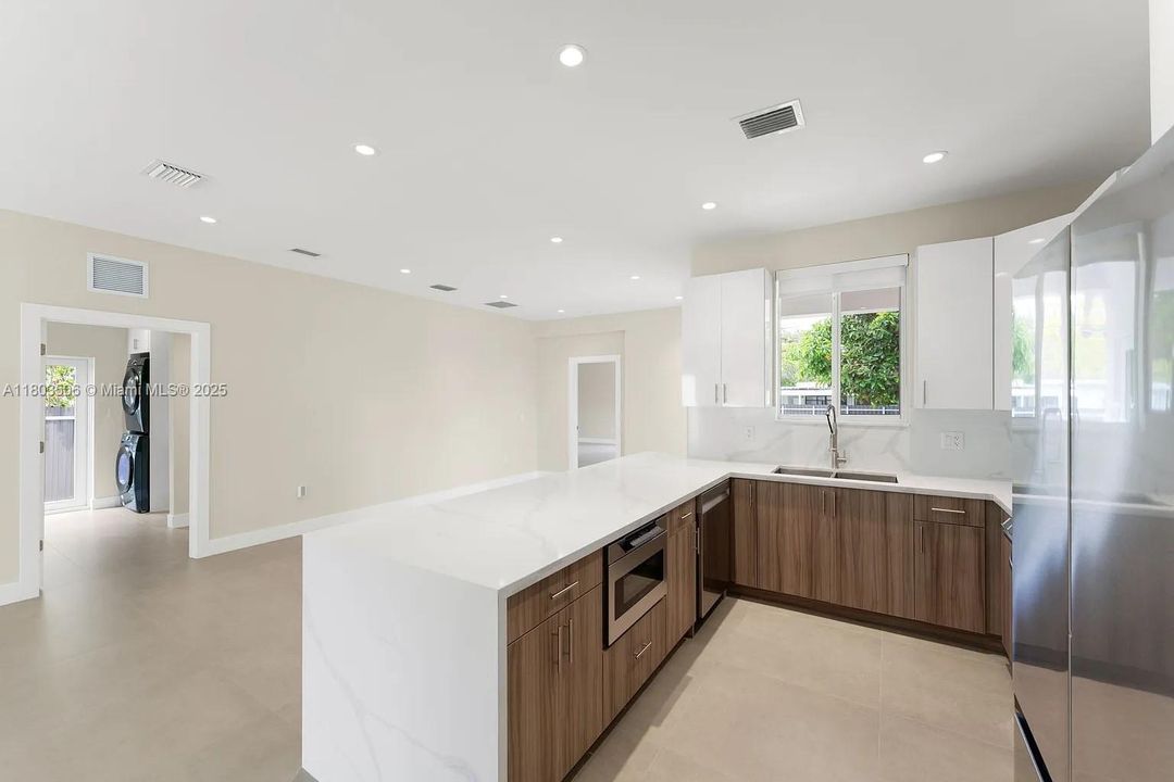 Recently Rented: $7,500 (4 beds, 2 baths, 2062 Square Feet)