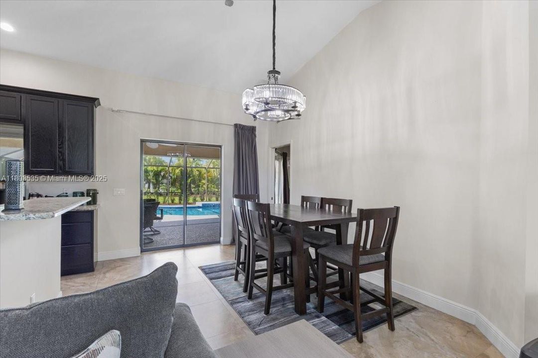 最近售出: $540,000 (3 贝兹, 2 浴室, 2134 平方英尺)