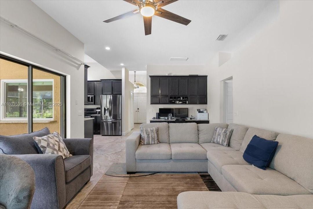 最近售出: $540,000 (3 贝兹, 2 浴室, 2134 平方英尺)