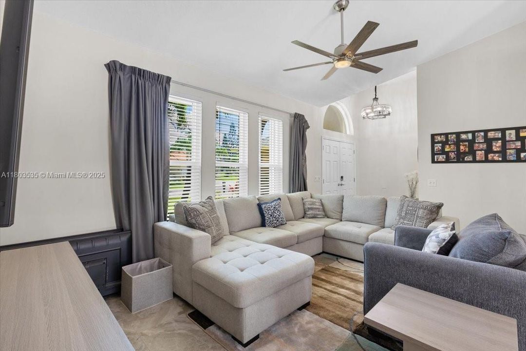 最近售出: $540,000 (3 贝兹, 2 浴室, 2134 平方英尺)