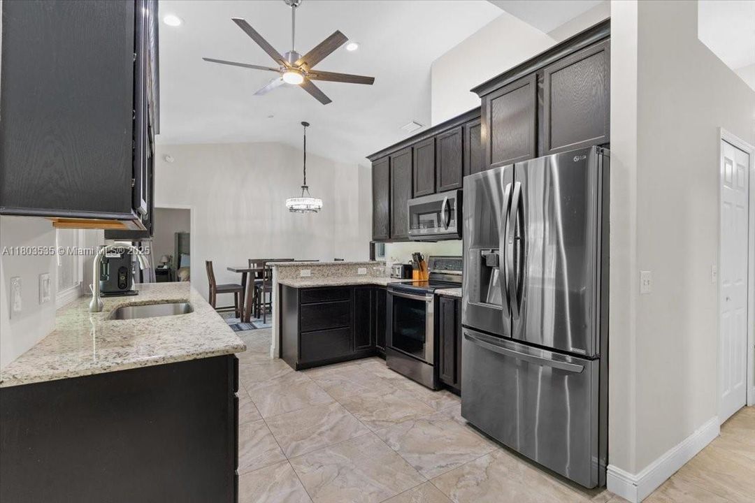 最近售出: $540,000 (3 贝兹, 2 浴室, 2134 平方英尺)