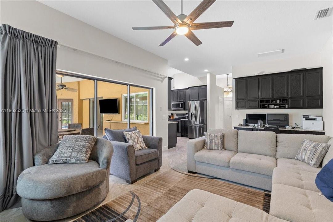 最近售出: $540,000 (3 贝兹, 2 浴室, 2134 平方英尺)