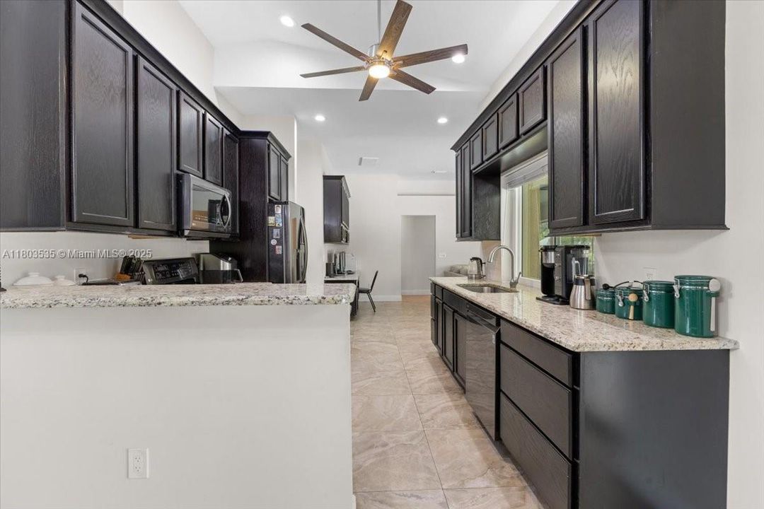 最近售出: $540,000 (3 贝兹, 2 浴室, 2134 平方英尺)